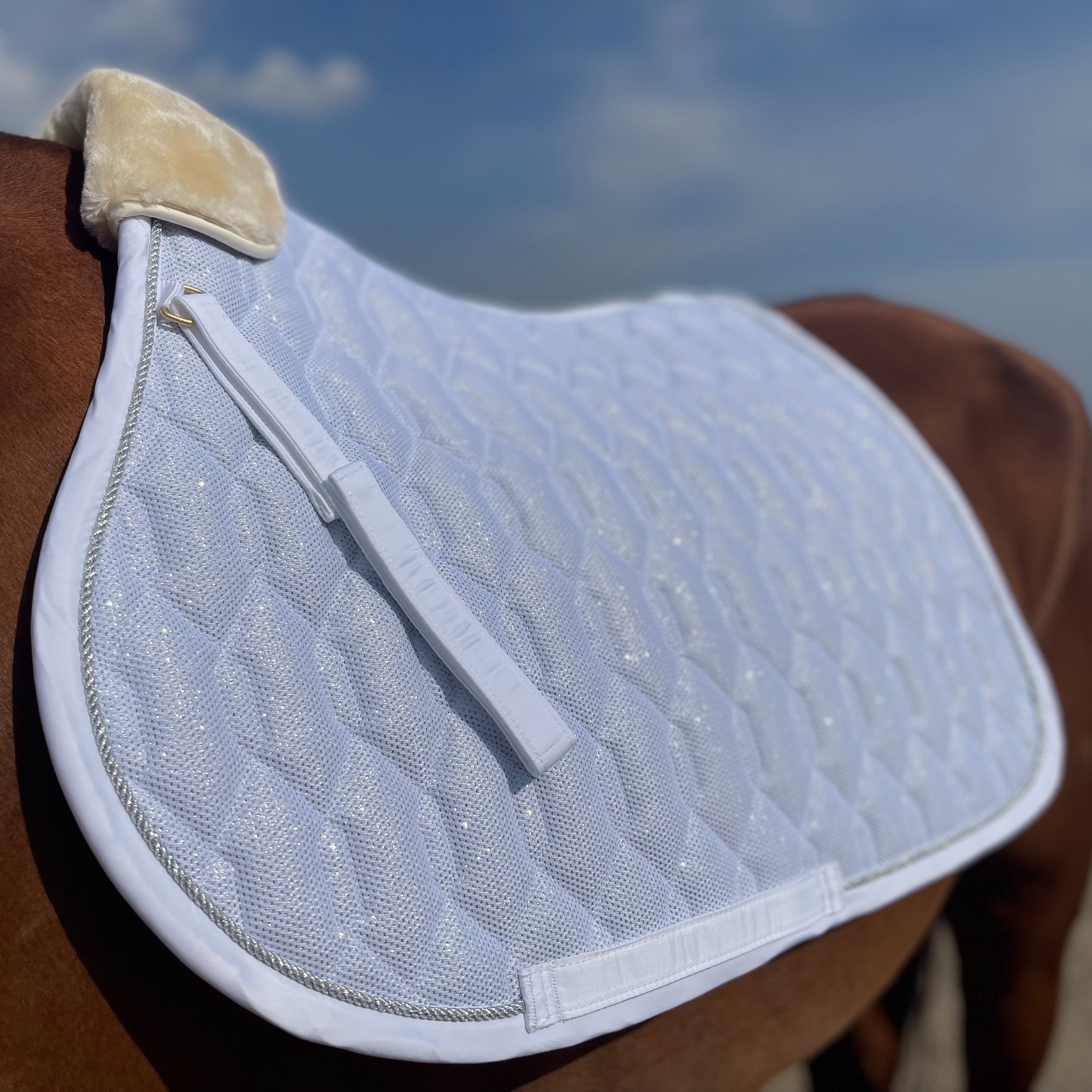 Tappetino Dressage Glitter Mesh con Banda Pelliccia Removibile - Bianco/Viola/Blu