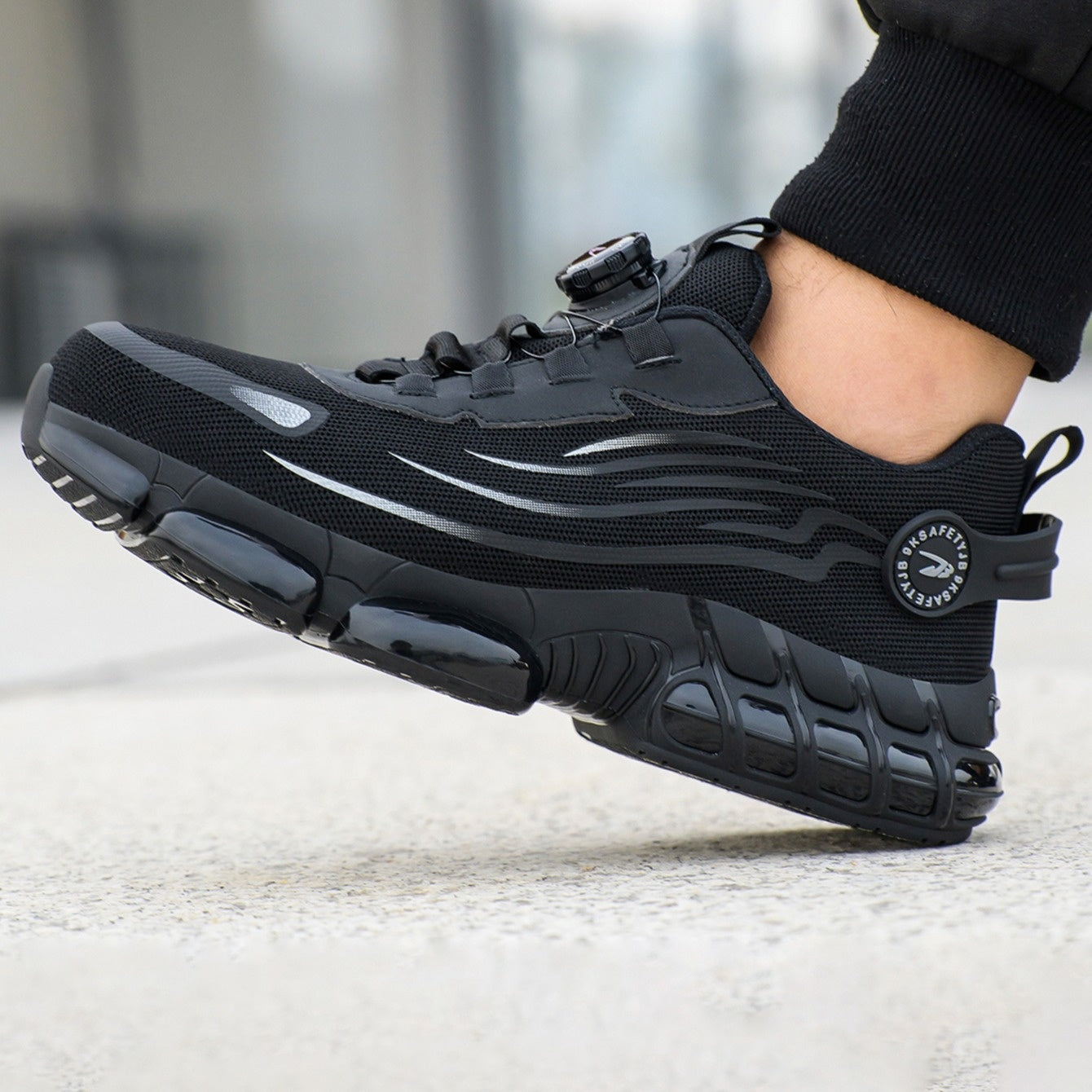 Work protective shoes, safety shoes, anti smashing, anti puncture, wear-resistant rubber soles, metal anti smashing toe caps, breathable and comfortable, suitable for construction sites, outdoor hiking, and factories to wear.