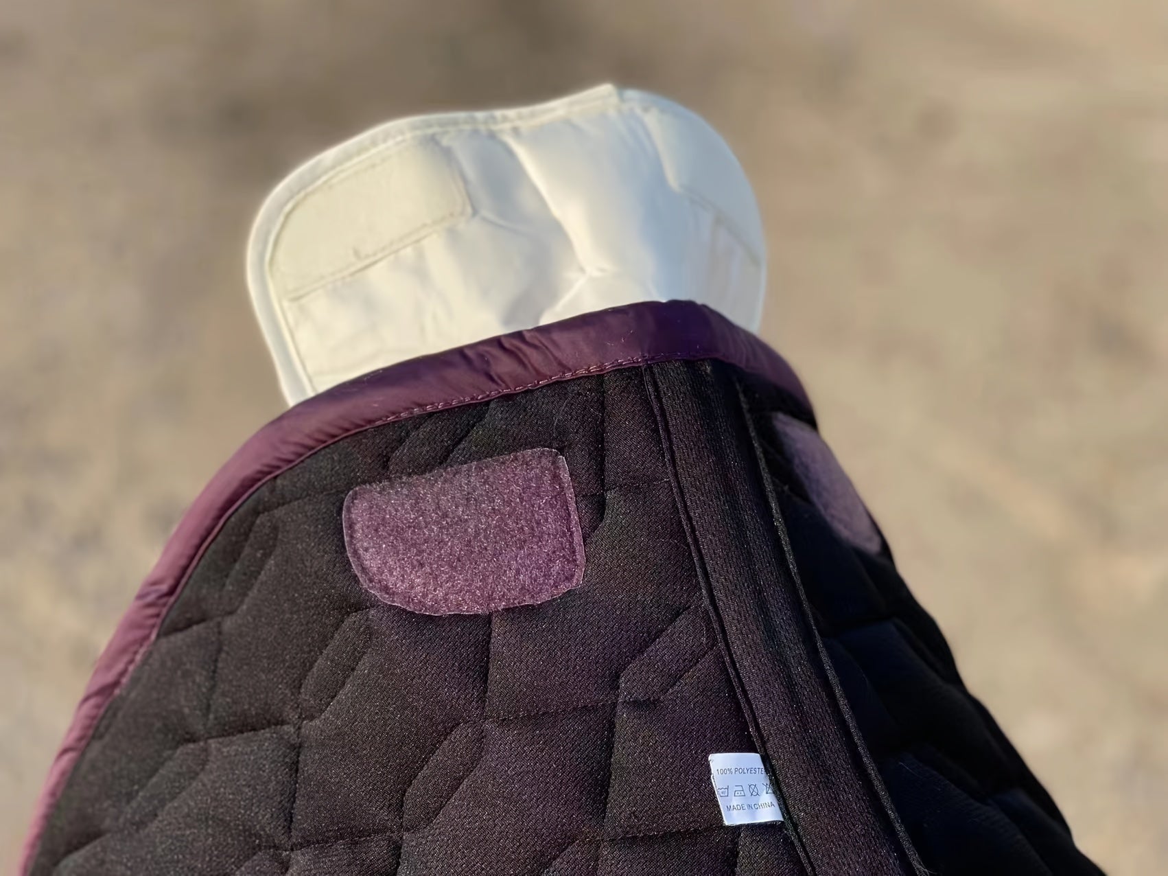 Tappetino Dressage Glitter Mesh con Banda Pelliccia Removibile - Bianco/Viola/Blu