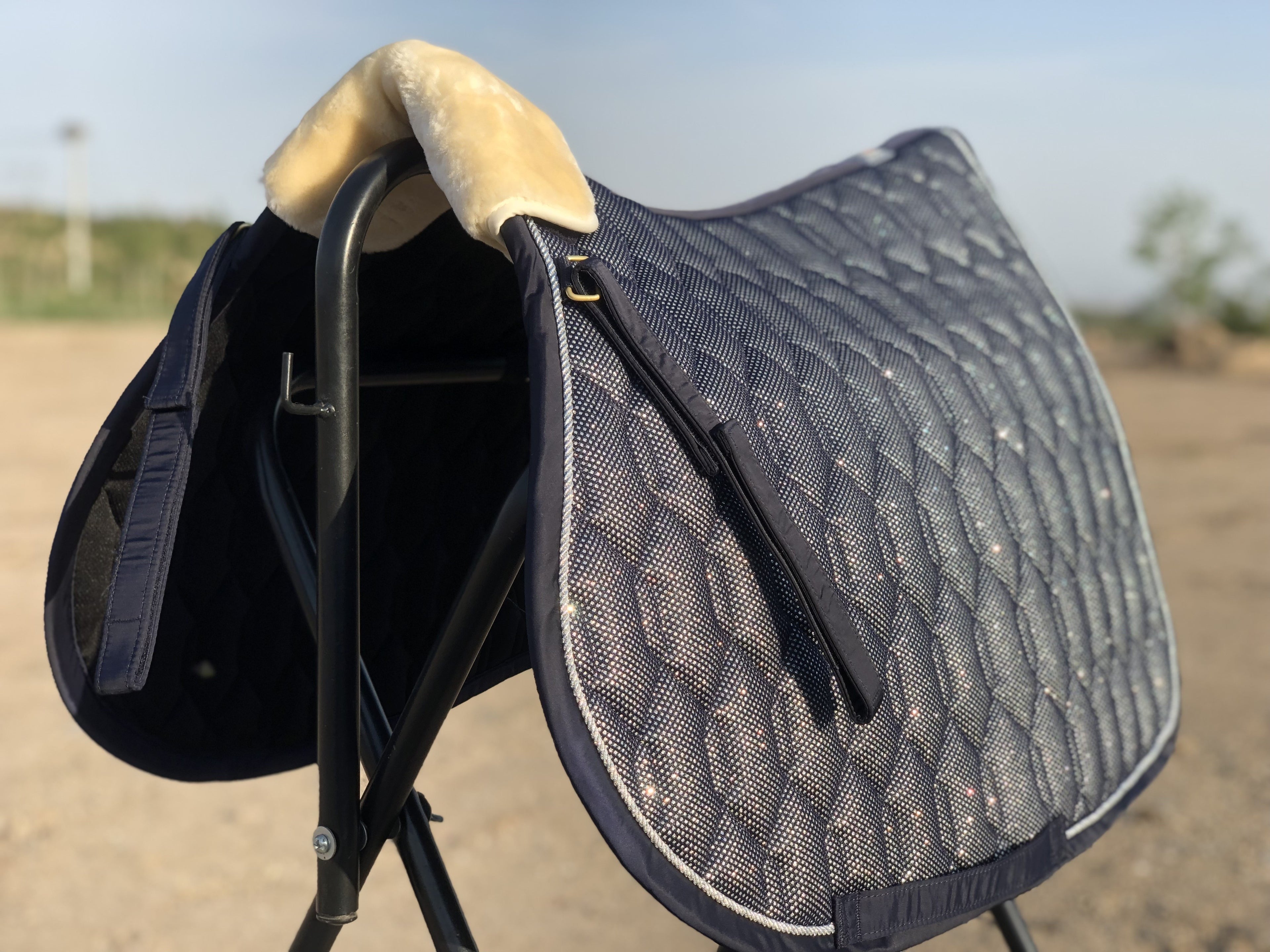 Tappetino Dressage Glitter Mesh con Banda Pelliccia Removibile - Bianco/Viola/Blu