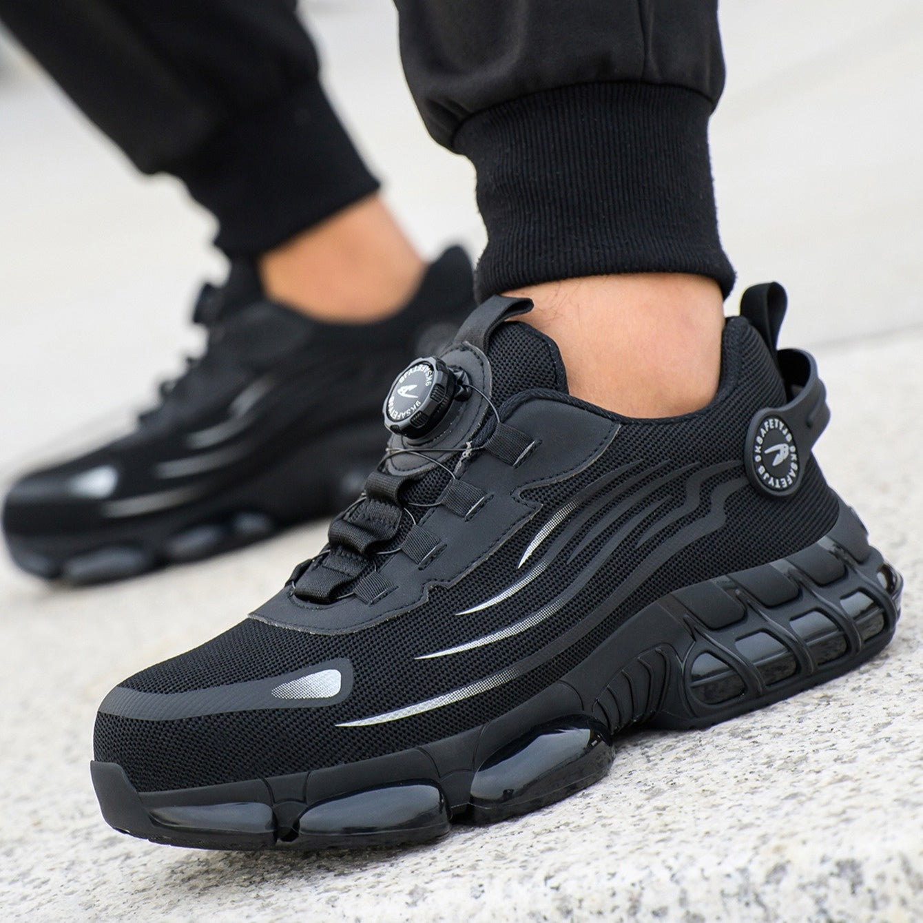 Work protective shoes, safety shoes, anti smashing, anti puncture, wear-resistant rubber soles, metal anti smashing toe caps, breathable and comfortable, suitable for construction sites, outdoor hiking, and factories to wear.