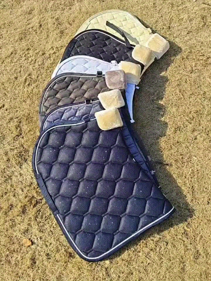 Tappetino Dressage Glitter Mesh con Banda Pelliccia Removibile - Bianco/Viola/Blu