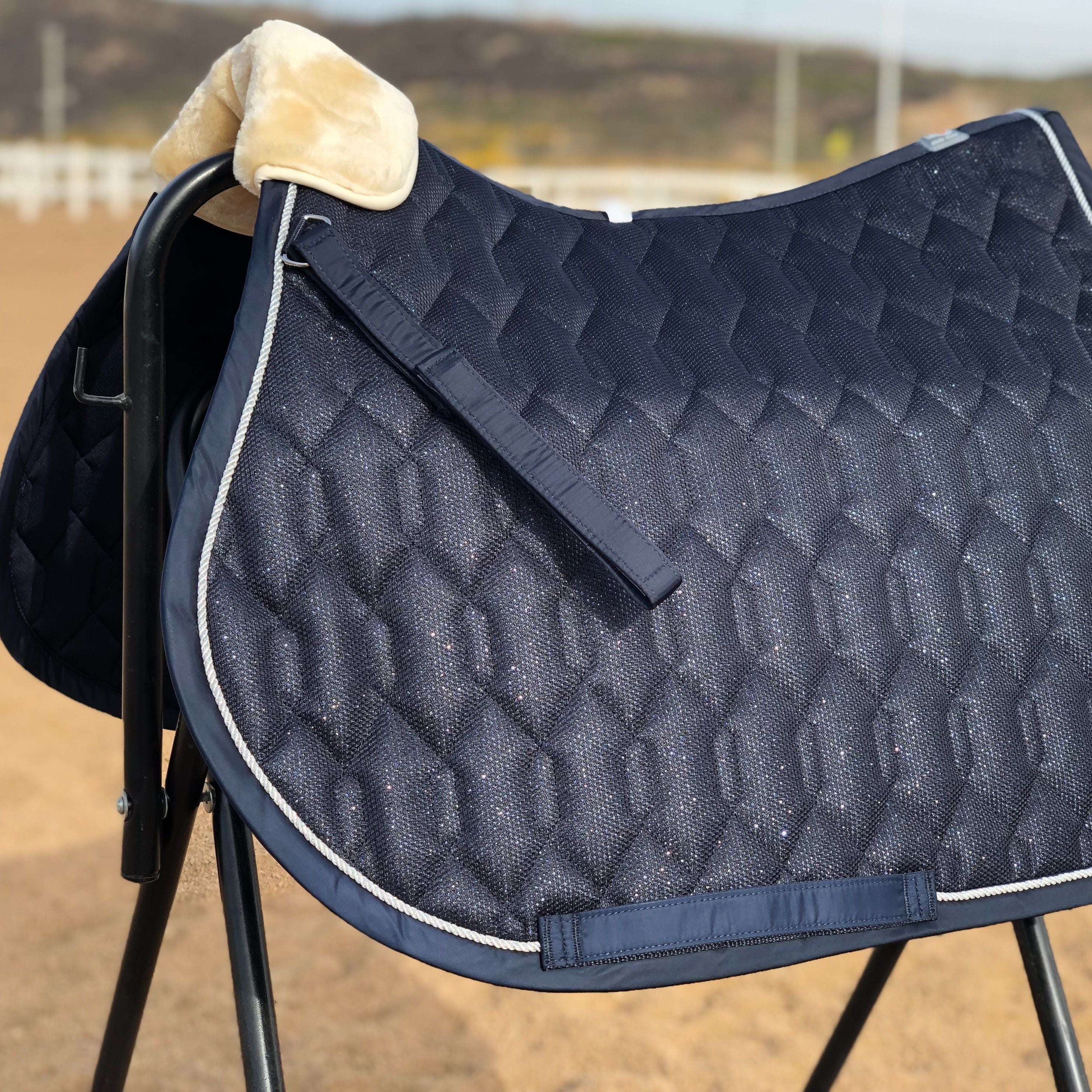 Tappetino Dressage Glitter Mesh con Banda Pelliccia Removibile - Bianco/Viola/Blu