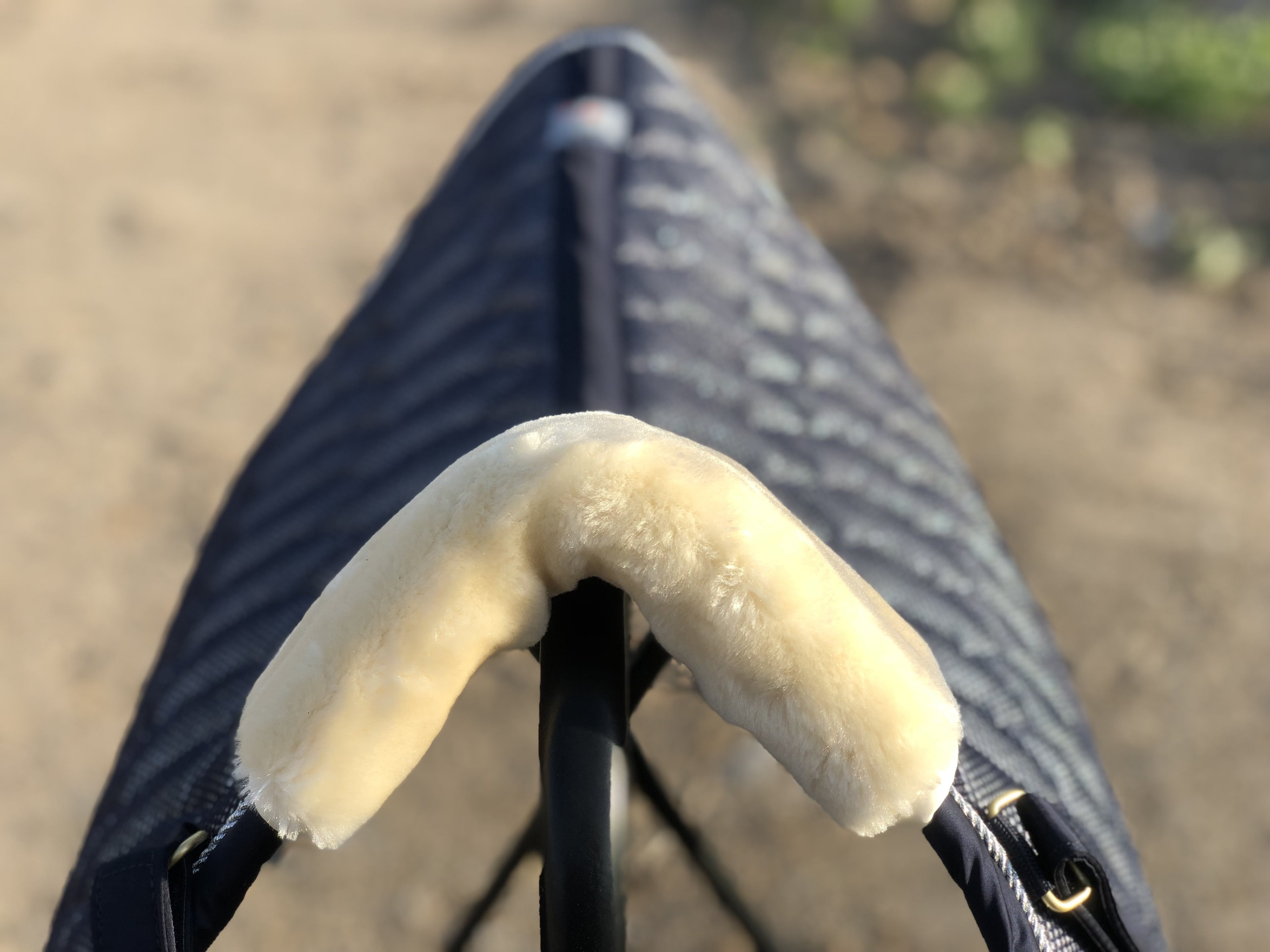 Tappetino Dressage Glitter Mesh con Banda Pelliccia Removibile - Bianco/Viola/Blu