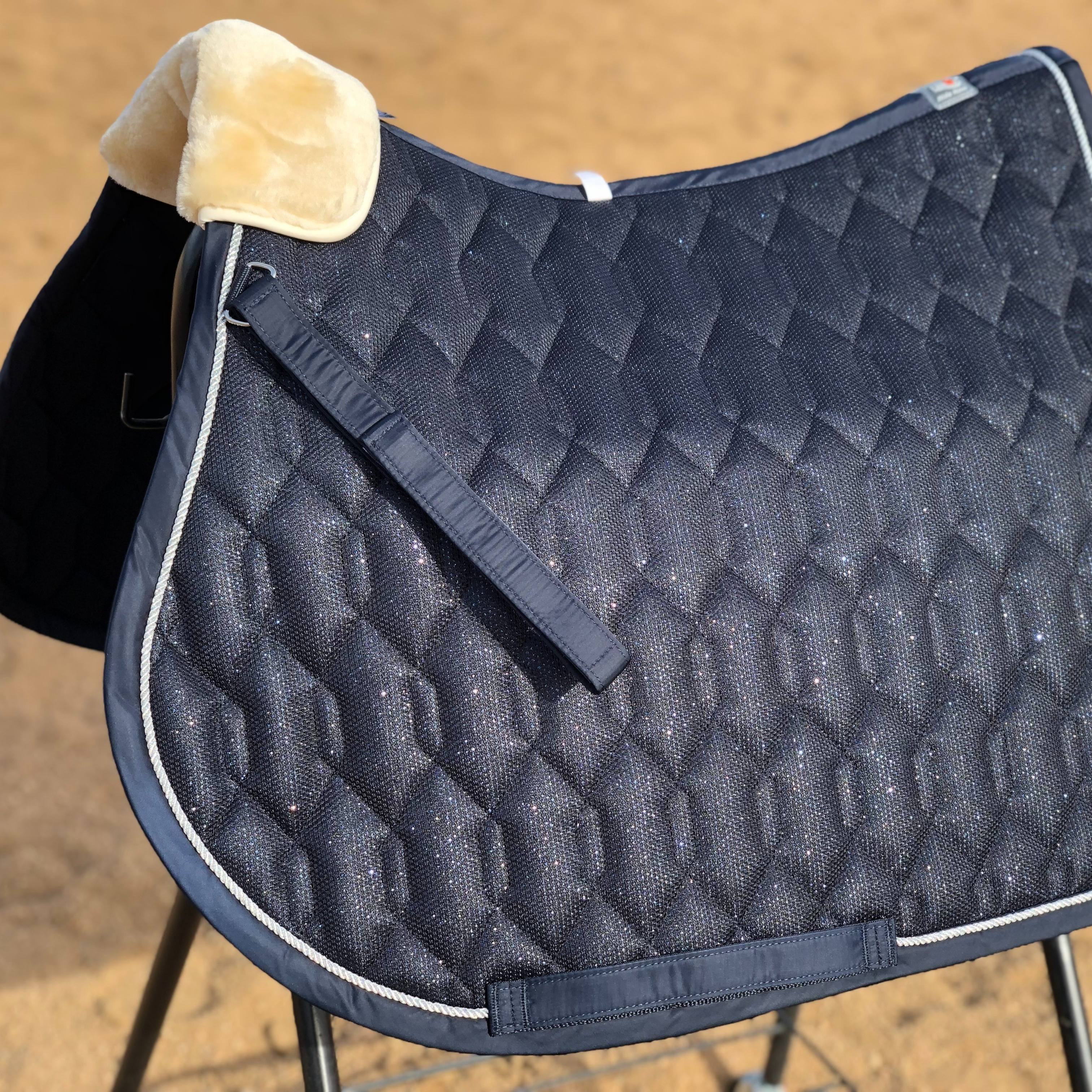 Tappetino Dressage Glitter Mesh con Banda Pelliccia Removibile - Bianco/Viola/Blu